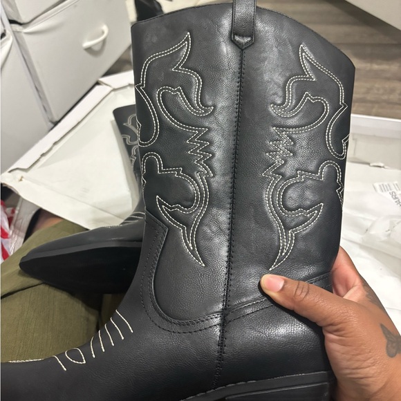 Black Western-Style Women's Boots - Picture 4 of 5